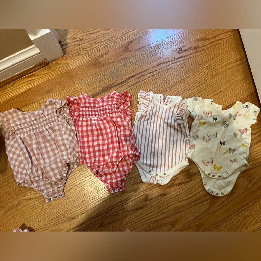 Pehr size 3-6 months. 2 rompers and 2 onesies